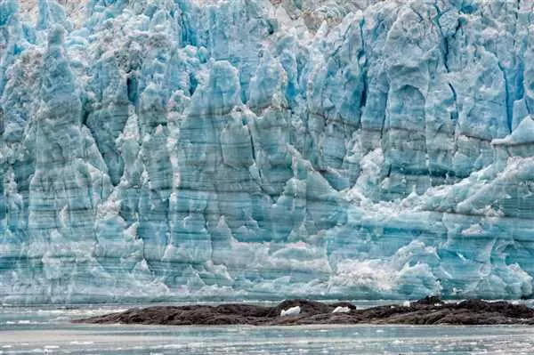 Ледник Хаббард берет свое начало на горе Логан